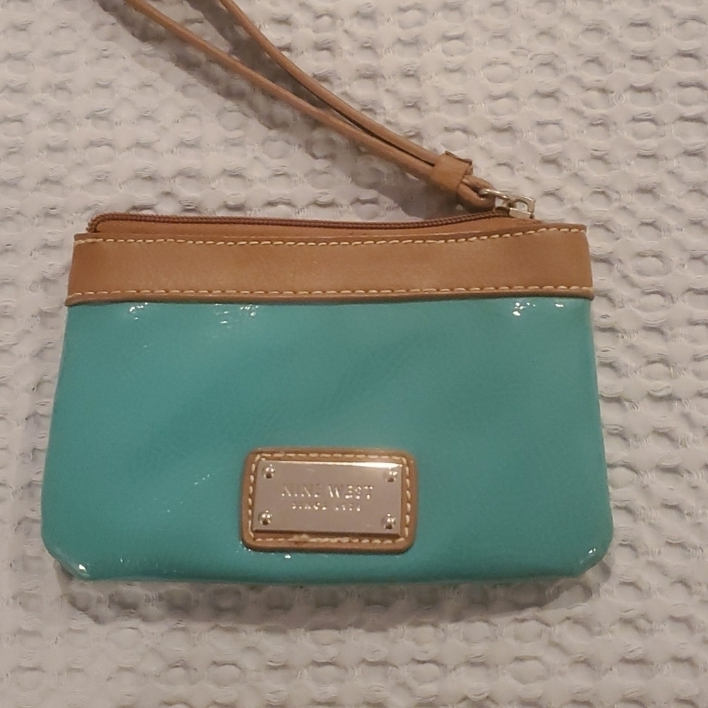 CUTE Nine West Patent Leather Wristlet